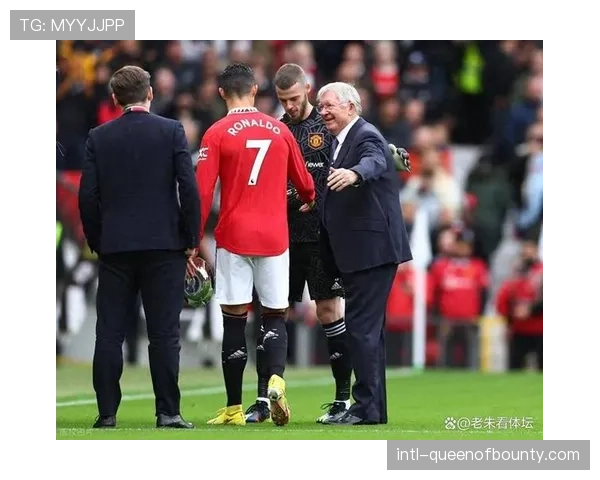 看台上的弗格森：目睹旧主曼联出局后的复杂神情